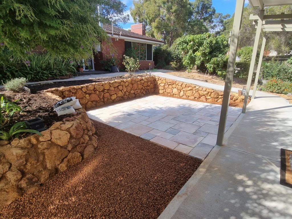 Stone pitching Roleystone.
Rock pitching Roleystone,Armadale.
Stone retaining walls.
Coffee rock walls.